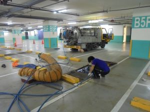 久大管道工程技師於社區大樓地下室B5進行污水主幹管高壓水刀通管與橫向吊管清洗施工實績