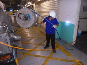久大管道工程技師於桃園新竹社區地下室操作高壓水刀通管設備清洗大樓污水公管實績