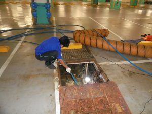 大樓地下室人孔蓋污水公管水刀清淤實績 - 久大管道工程 久大管道工程技師於大樓地下室停車場打開人孔蓋進行污水主幹管與下水道高壓水刀通管施工實績