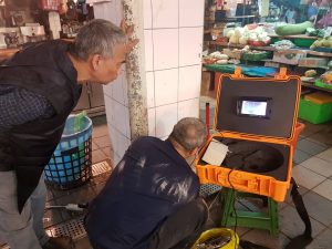 久大管道工程技師於市場餐飲攤位操作CCTV管道攝影與內視鏡攝影精準定位水管堵塞實績