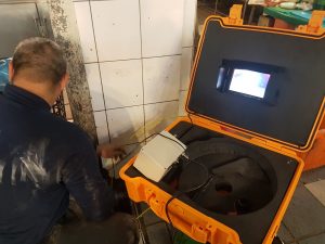 久大管道工程技師於市場餐飲攤位操作CCTV管道攝影與內視鏡攝影精準定位水管堵塞實績